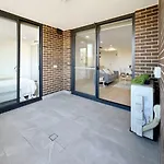 Modern 2Br Suite With Balcony & Parking Near Airport