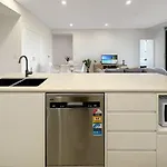 Modern 2Br Suite With Balcony & Parking Near Airport