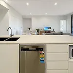 Modern 2Br Suite With Balcony & Parking Near Airport