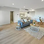 Modern 2Br Suite With Balcony & Parking Near Airport