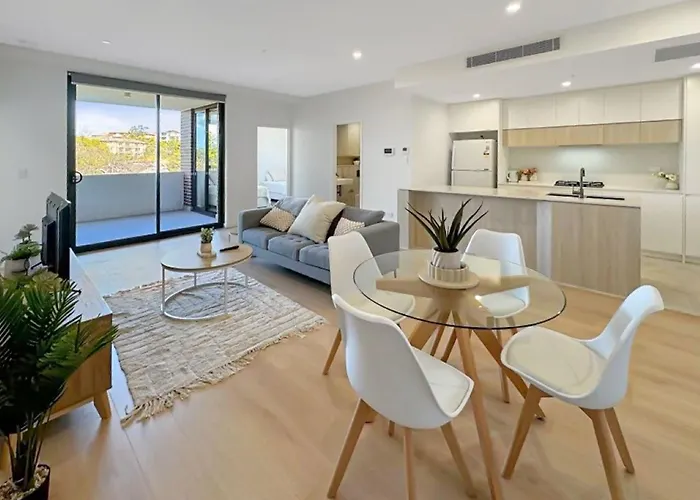 Modern 2Br Suite With Balcony & Parking Near Airport