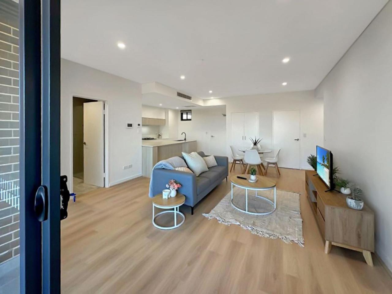Modern 2br With Balcony & Parking Near Airport *