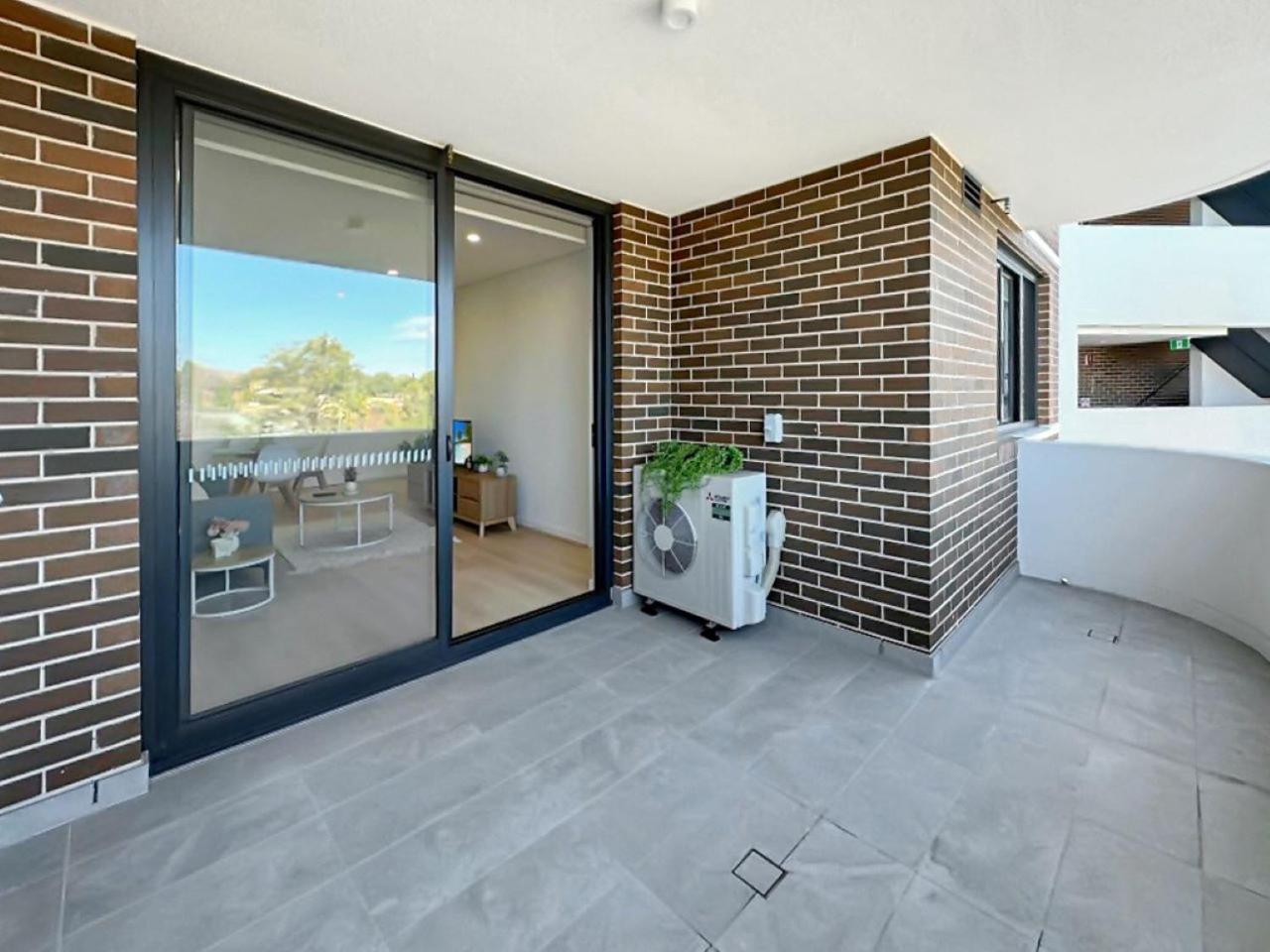 Modern 2br With Balcony & Parking Near Airport Apartment