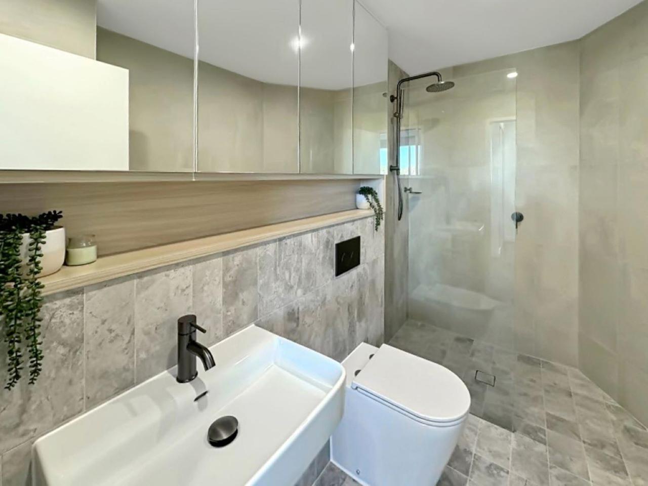 Apartment Modern 2br With Balcony & Parking Near Airport Sydney