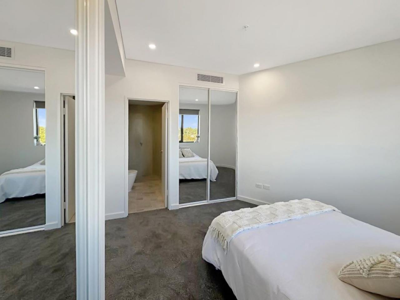 Modern 2br With Balcony & Parking Near Airport *