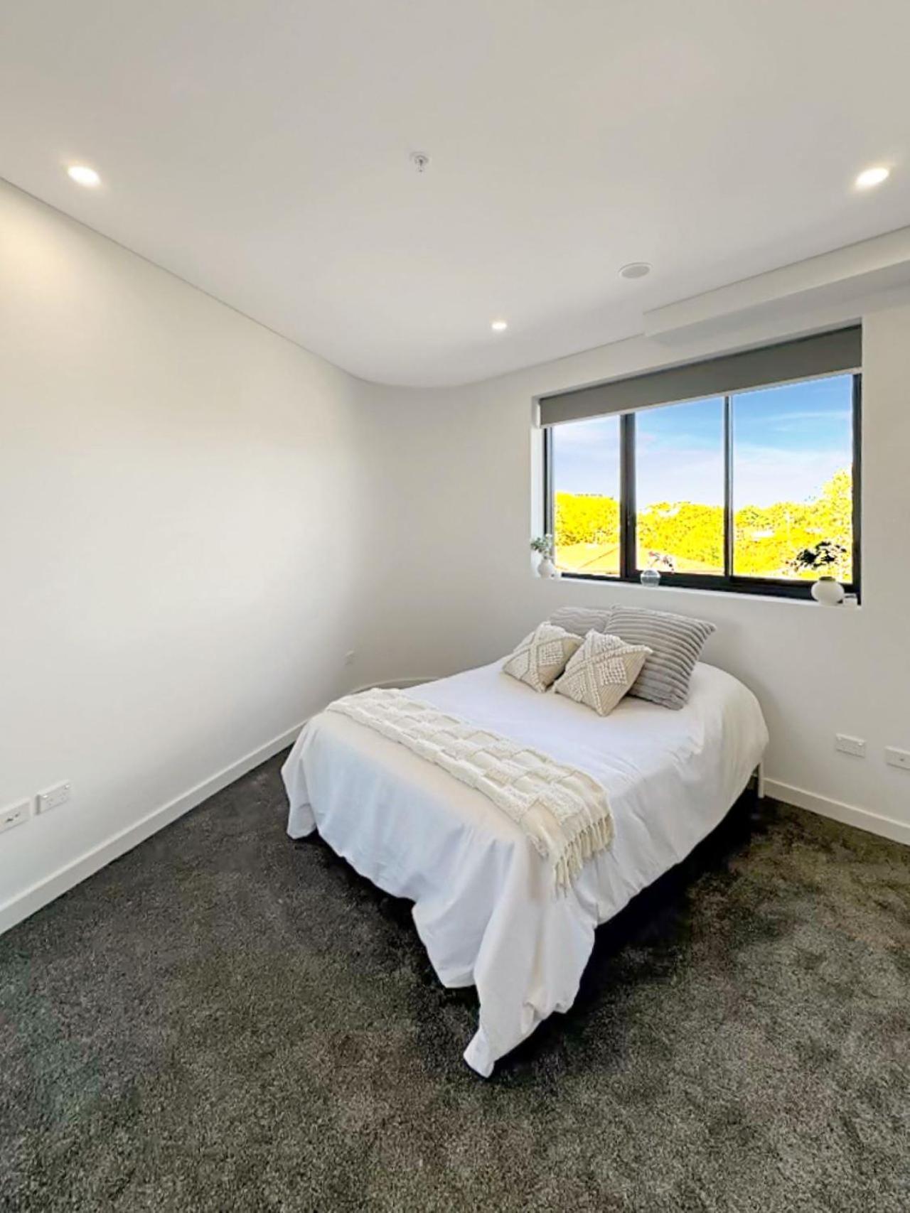 Modern 2br With Balcony & Parking Near Airport Sydney
