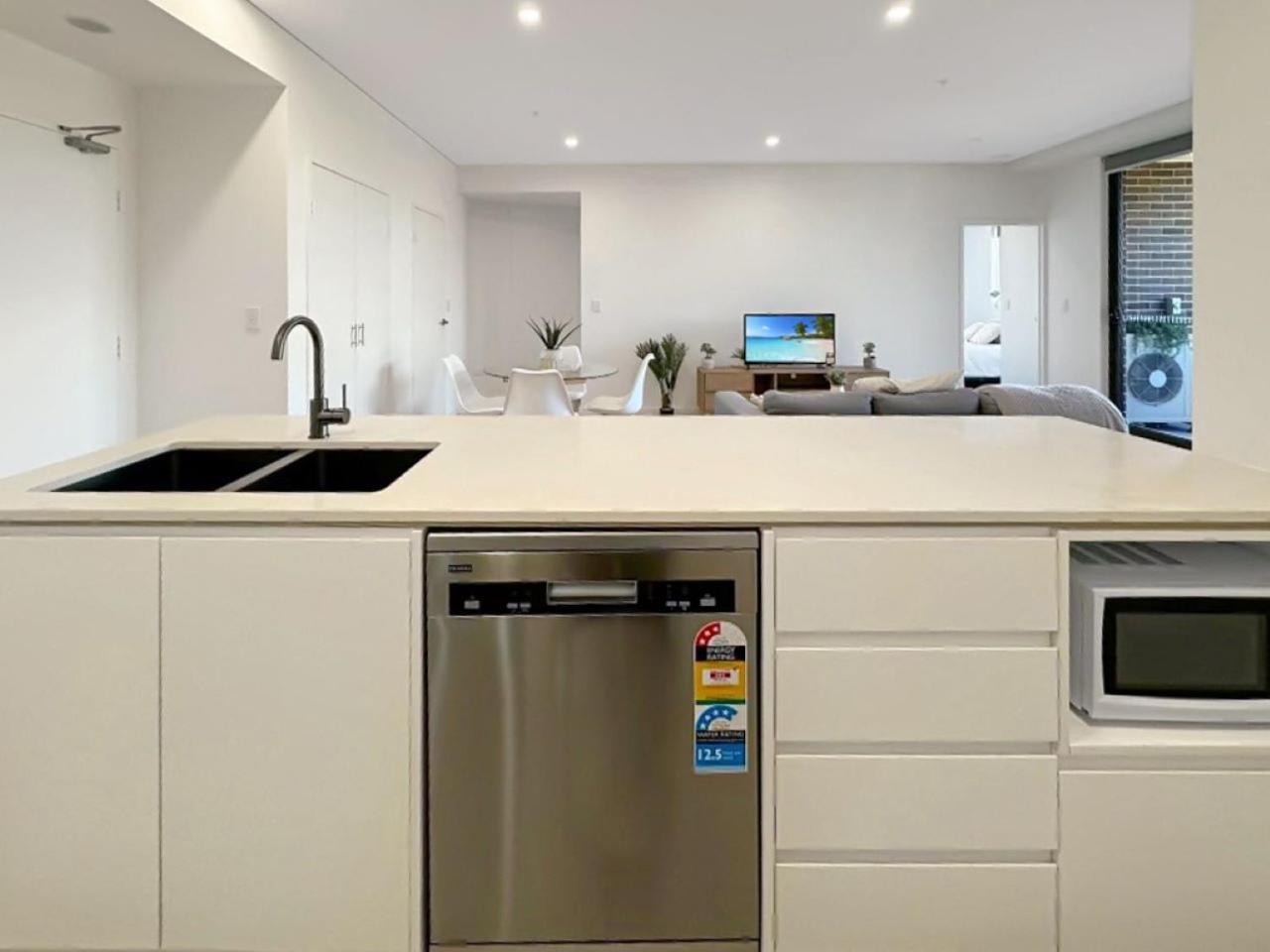 Modern 2br With Balcony & Parking Near Airport Apartment