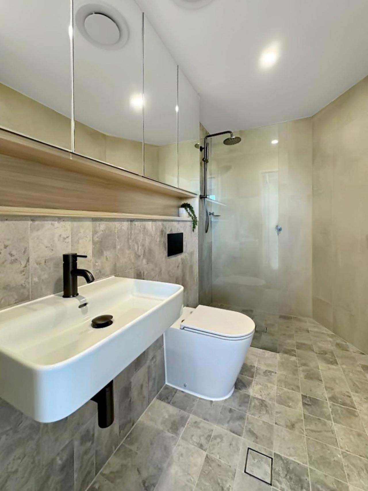 Apartment Modern 2br With Balcony & Parking Near Airport *