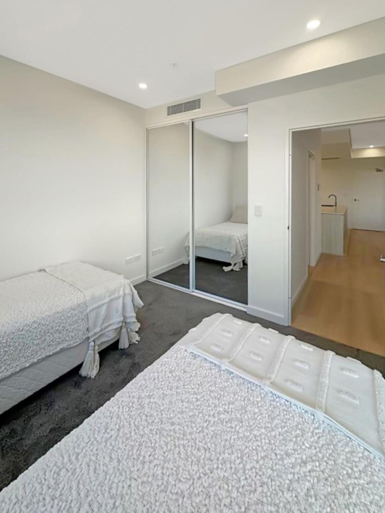 Modern 2br With Balcony & Parking Near Airport Apartment Sydney