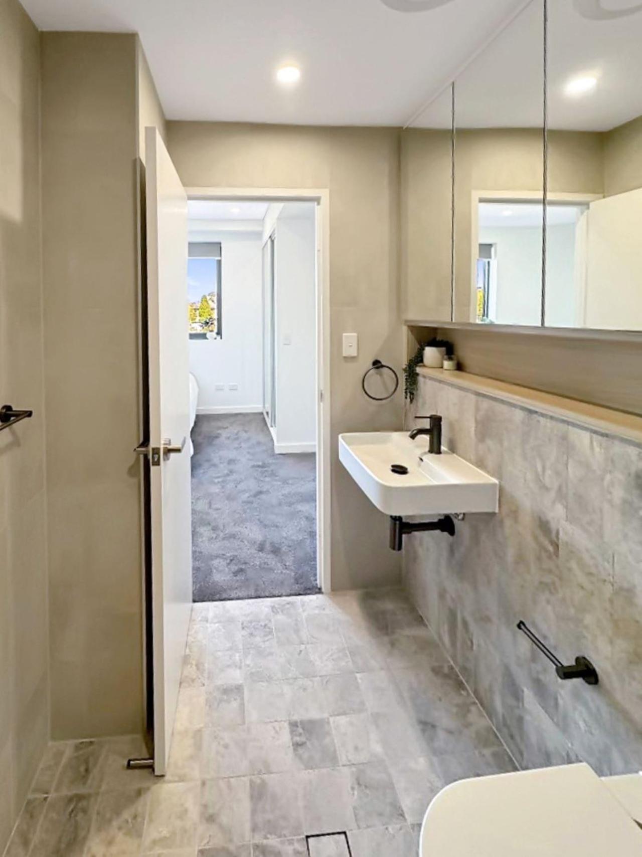 Modern 2br With Balcony & Parking Near Airport Sydney