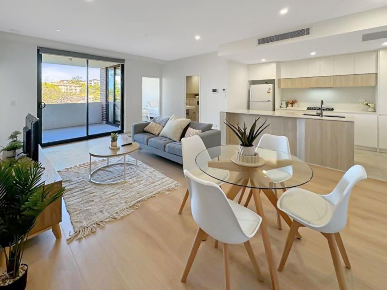 Modern 2br With Balcony & Parking Near Airport * Sydney