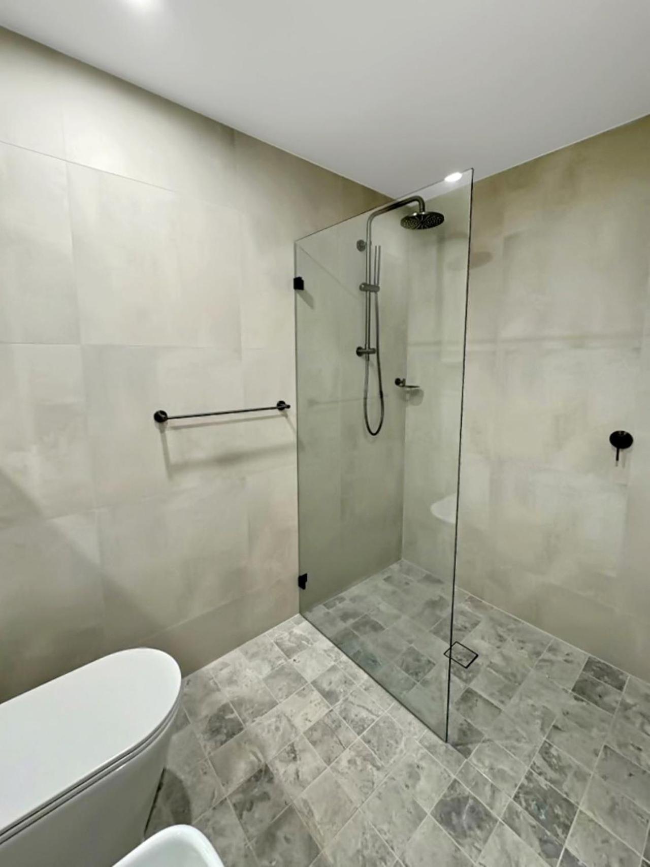 Modern 2br With Balcony & Parking Near Airport Apartment