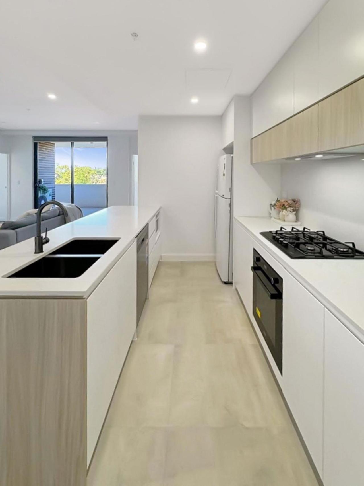 Modern 2br With Balcony & Parking Near Airport *