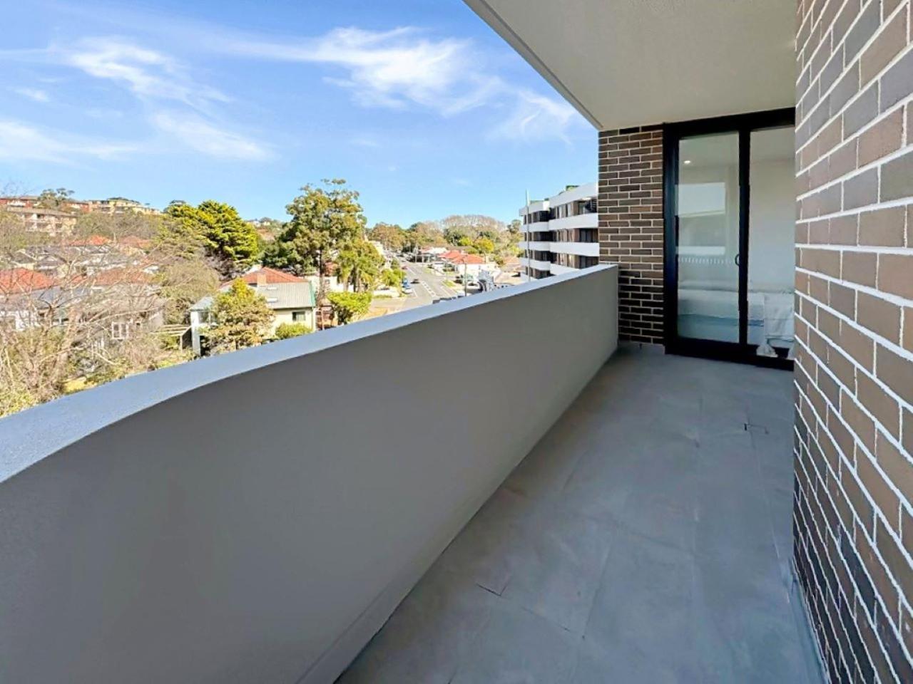 Modern 2br With Balcony & Parking Near Airport Sydney
