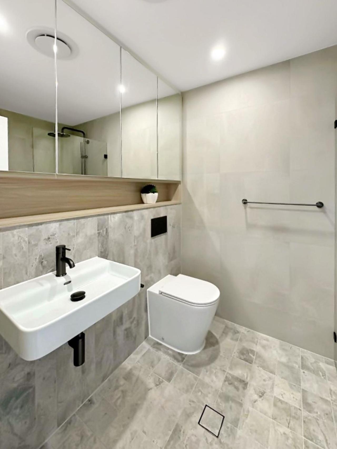 Modern 2br With Balcony & Parking Near Airport * Sydney