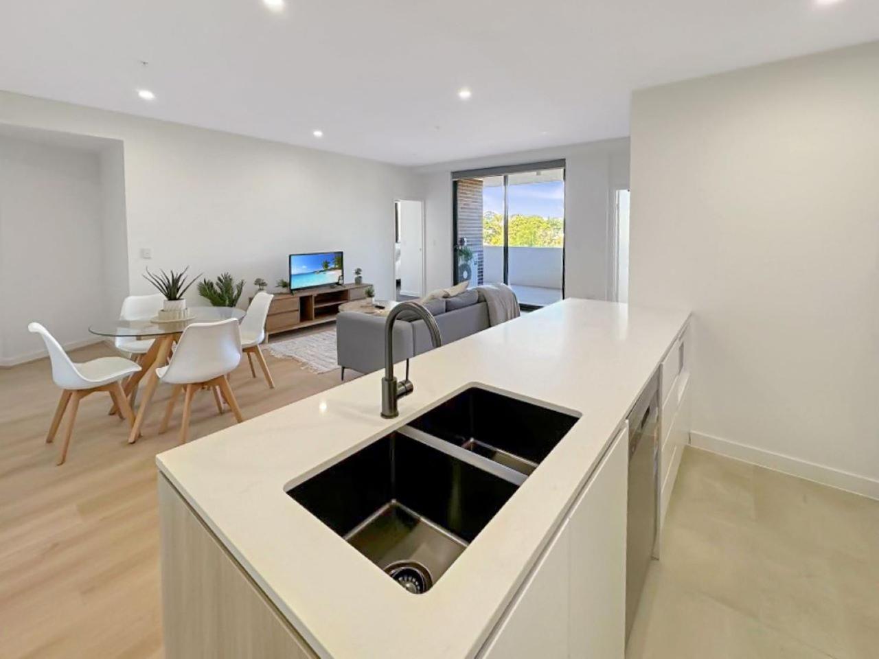 Modern 2br With Balcony & Parking Near Airport Apartment