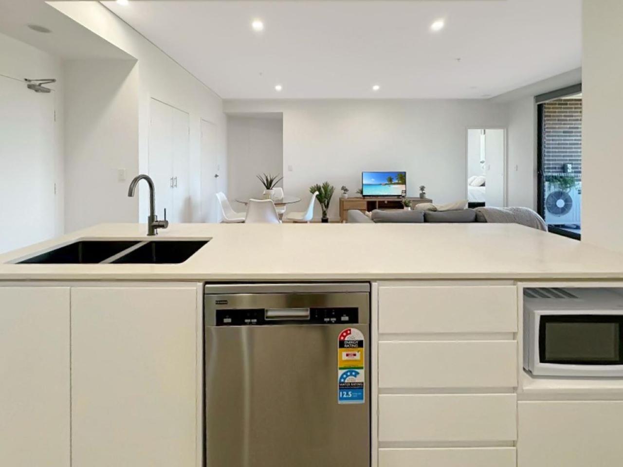 Modern 2br With Balcony & Parking Near Airport Apartment *