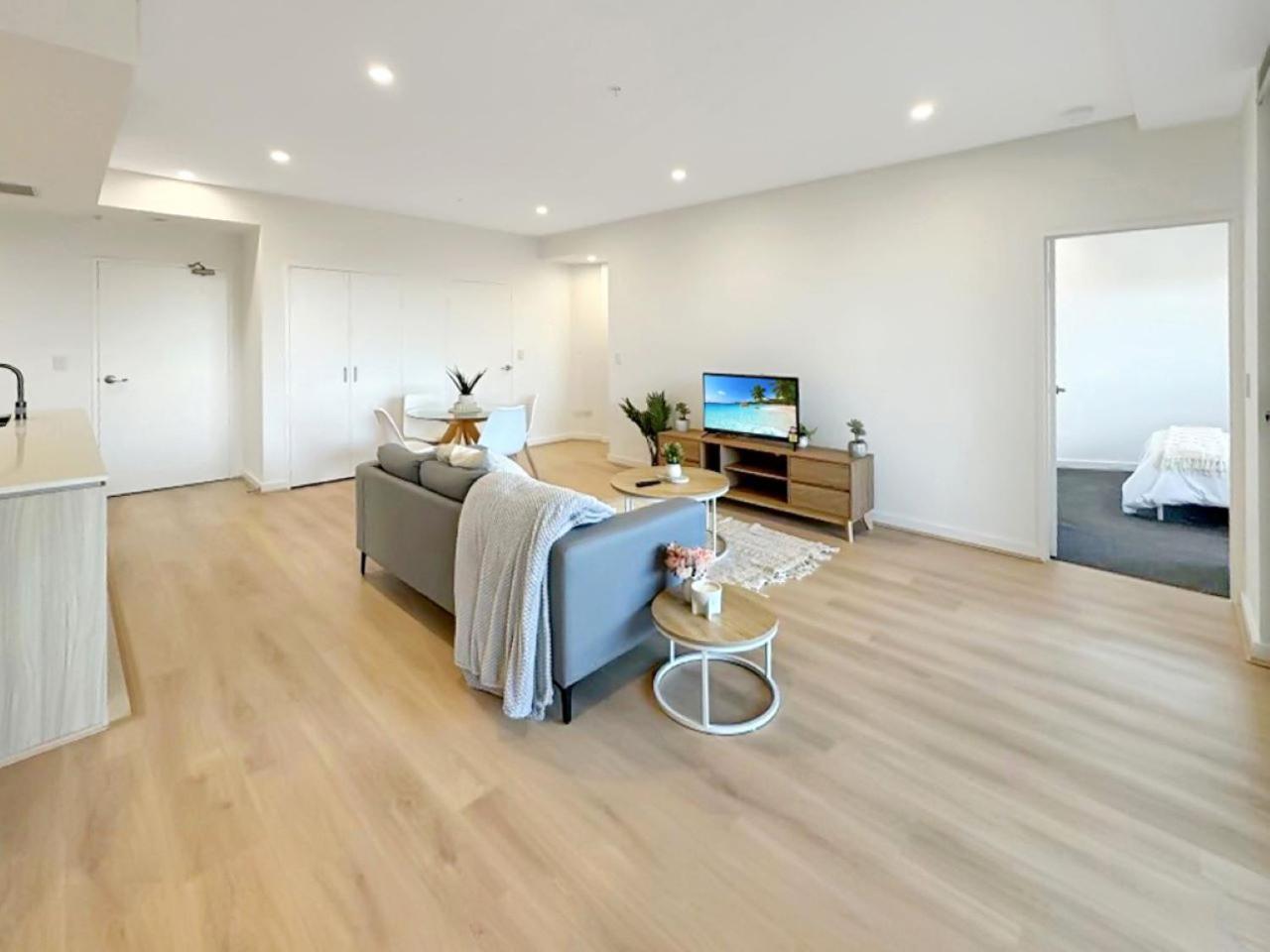 Apartment Modern 2br With Balcony & Parking Near Airport *