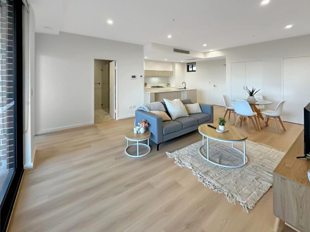 Modern 2br With Balcony & Parking Near Airport * Sydney