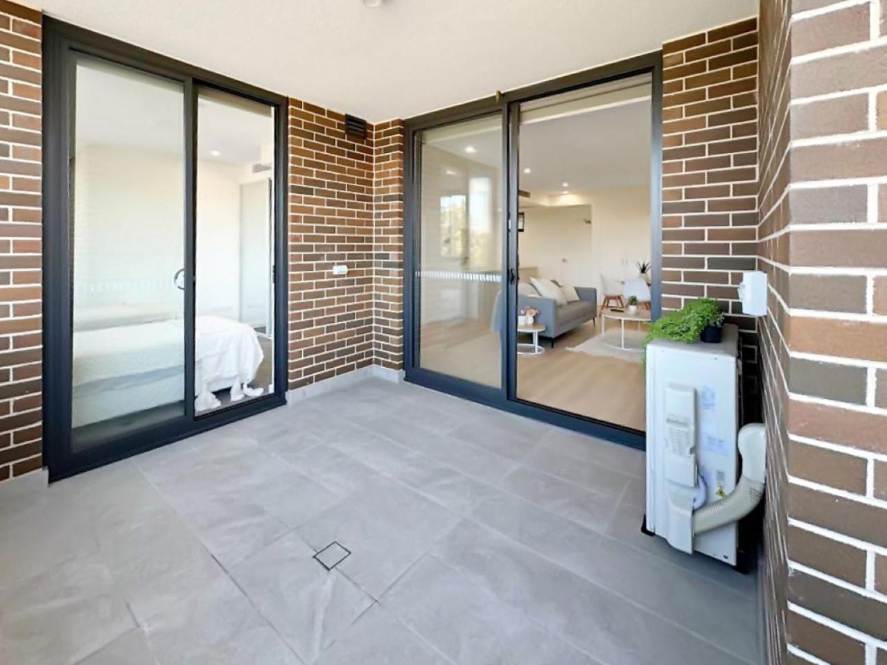 Apartment Modern 2br With Balcony & Parking Near Airport