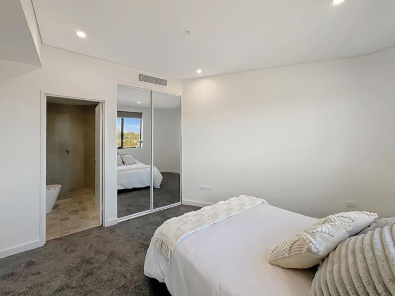 Modern 2br With Balcony & Parking Near Airport Apartment Sydney