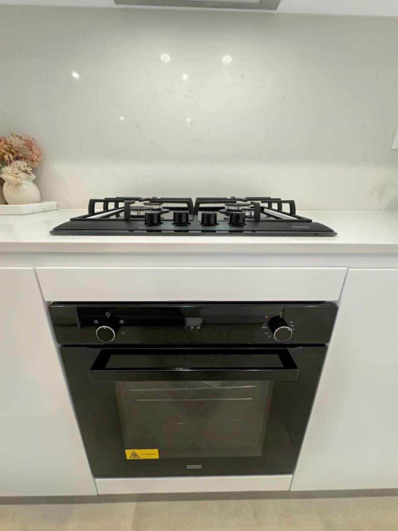 Apartment Modern 2br With Balcony & Parking Near Airport Sydney